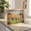 Caricatură personalizată în ramă de lemn deschis, ilustrând o familie zâmbitoare de 5 persoane (3 adulți, 2 tineri) într-un peisaj rural verde.