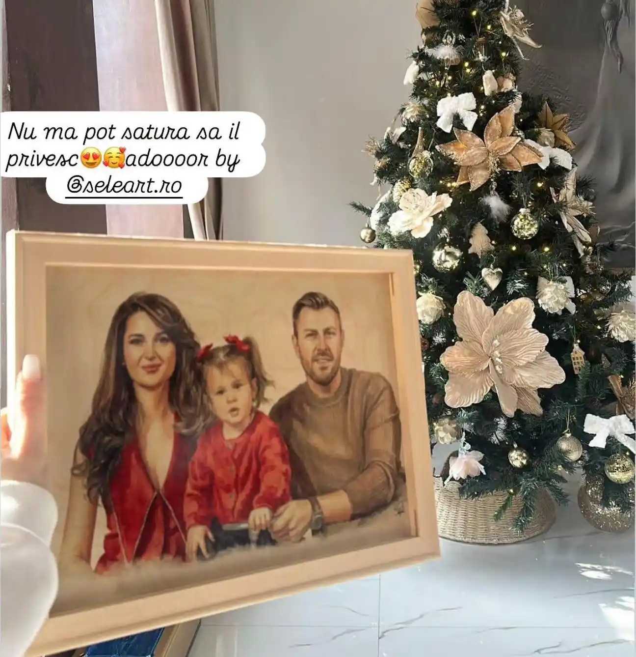 Portret personalizat de familie (mamă, tată, copil) într-o ramă lângă un brad de Crăciun. Cadou personalizat.