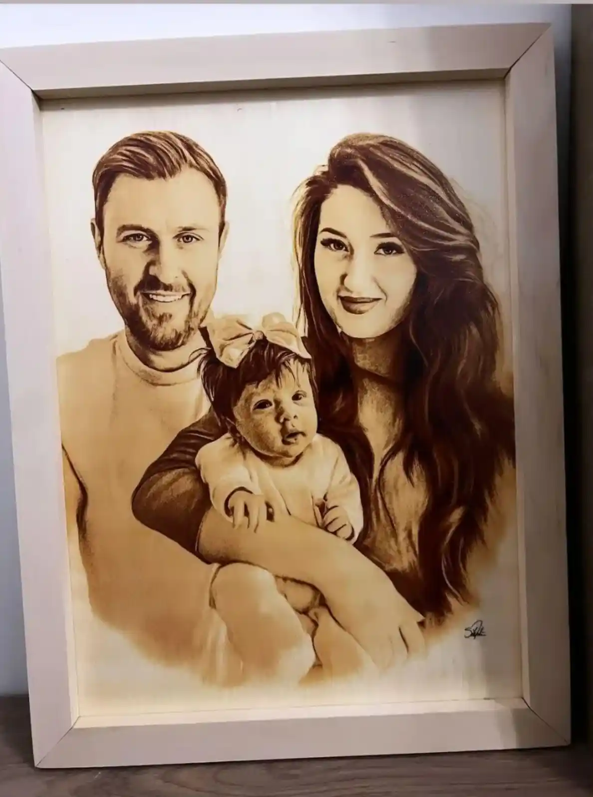 Tablou portret personalizat familie, cuplu și bebeluș, pirogravură. Cadou la comandă memorabil.