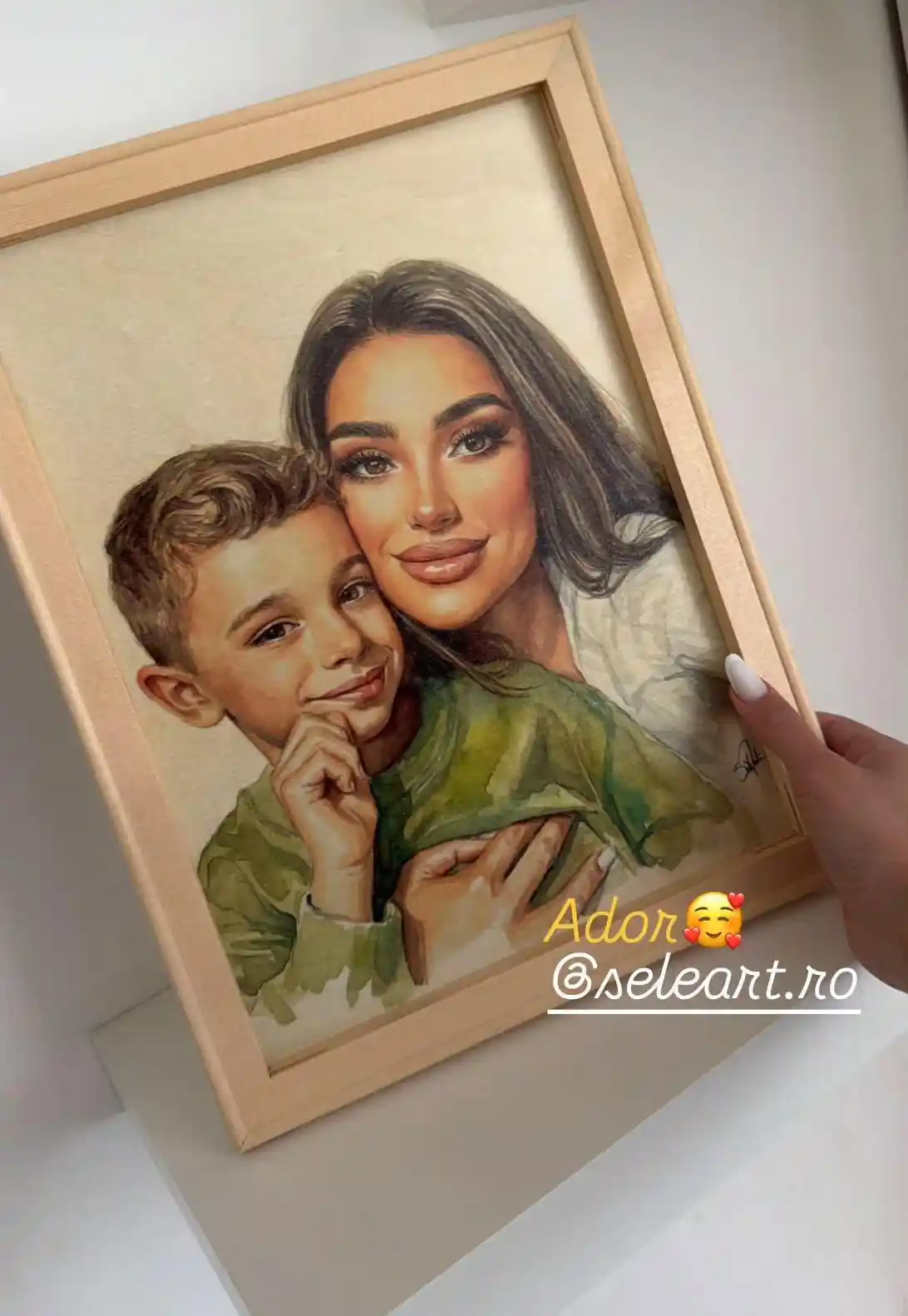 Portret personalizat mamă și fiu, tablou la comandă în ramă de lemn. Un cadou unic și emoționant.
